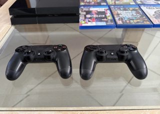 PS4 Negra con Juegos y Accesorios