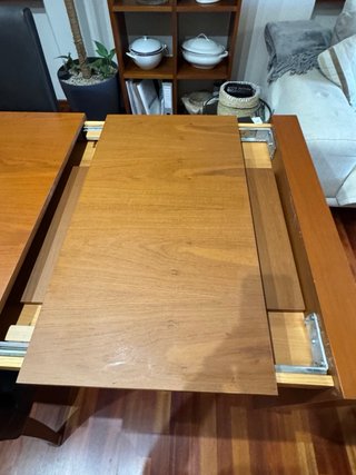 Mesa de comedor de madera