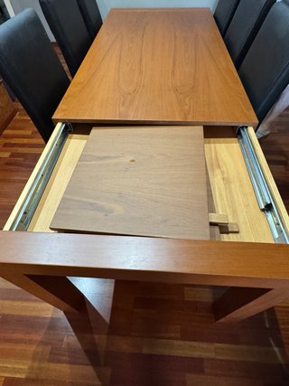 Mesa de comedor de madera