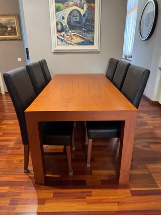 Mesa de comedor de madera