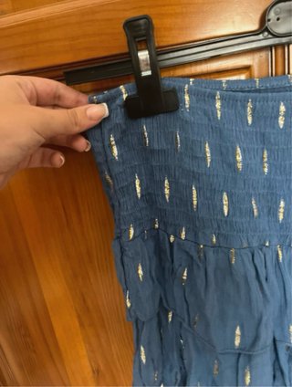 Falda corta con volantes y estampado dorado