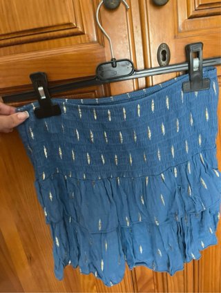 Falda corta con volantes y estampado dorado