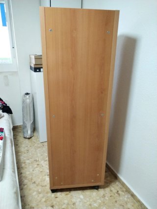 Cómoda de madera con cajones morados
