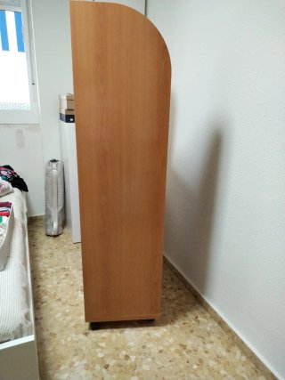 Cómoda de madera con cajones morados