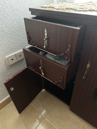 Máquina de coser Refrey, con mueble y acelerador.