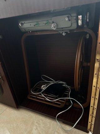 Máquina de coser Refrey, con mueble y acelerador.