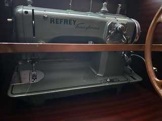Máquina de coser Refrey, con mueble y acelerador.