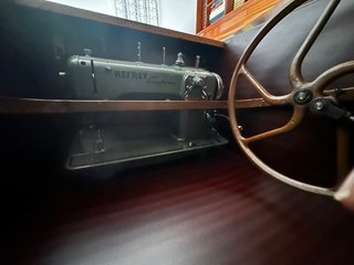 Máquina de coser Refrey, con mueble y acelerador.