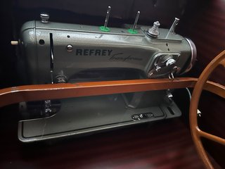 Máquina de coser Refrey, con mueble y acelerador.