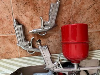 Pistolas compresor con manómetros.