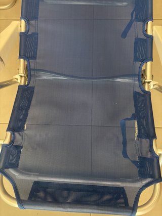 Silla de playa azul y blanca
