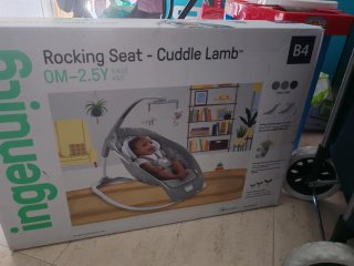 Hamaca Ingenuity Cuddle Lamb gris y blanca.P.NEGOC