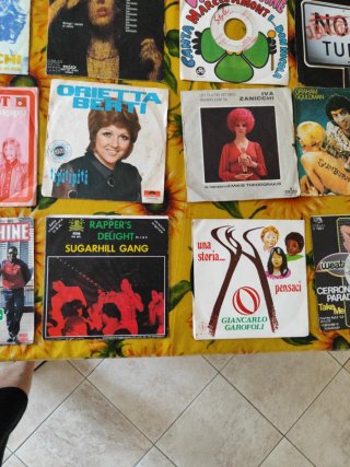 20 dischi 45 giri International Pop Rock