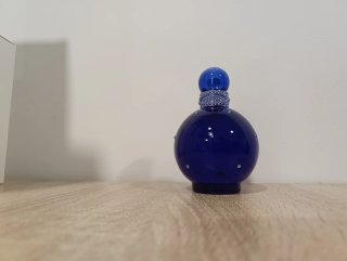 Colonia azul brillante