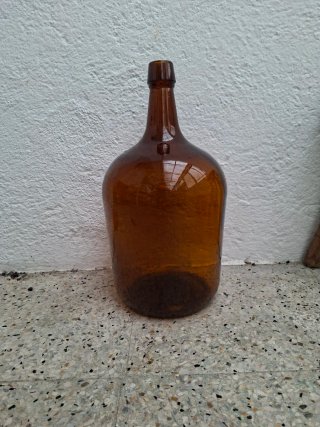 Damajuana antigua de vidrio ámbar