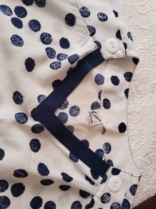 Vestido blanco y azul marino con lunares