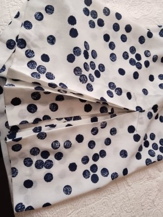 Vestido blanco y azul marino con lunares