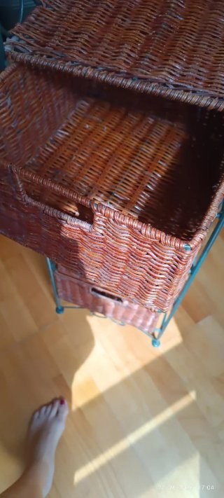 Cajonera de mimbre y metal