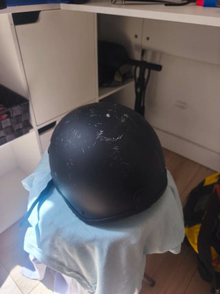 Casco de moto negro con pegatinas