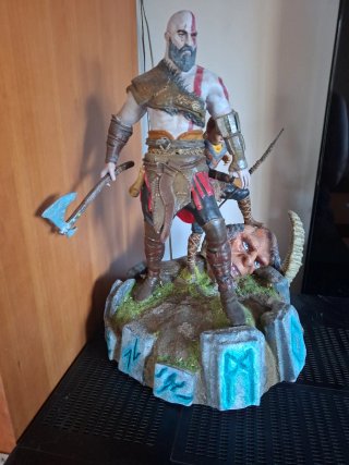 Figura Kratos y Atreus pintada a mano