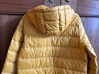 Abrigo plumas acolchado amarillo con capucha