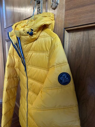 Abrigo plumas acolchado amarillo con capucha