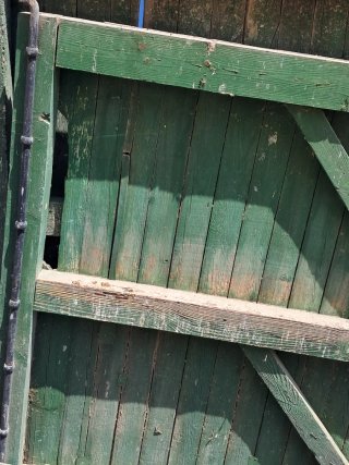 Portón de madera rústico