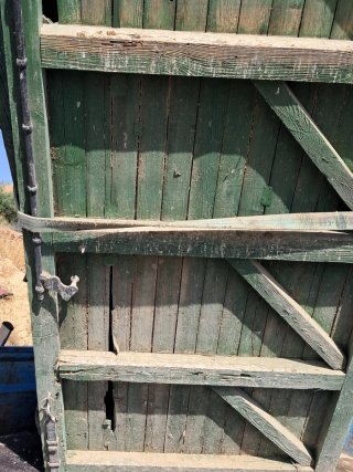 Portón de madera rústico