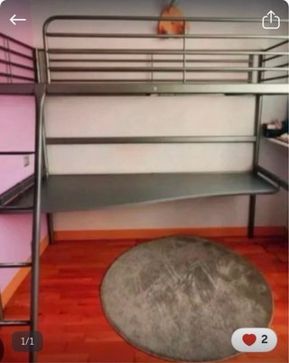 Cama elevada con escritorio metálico