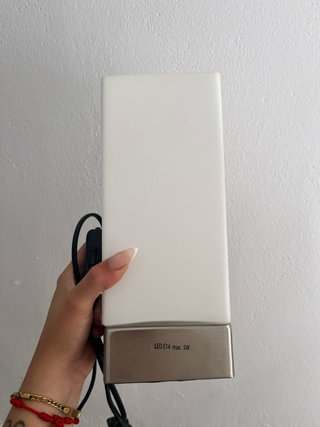 Lámpara LED moderna plateada y blanca
