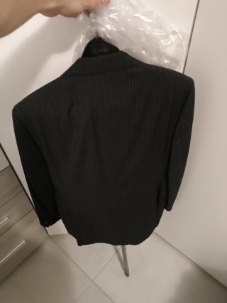 3 abiti : uno gessato, uno blu e uno grigio.