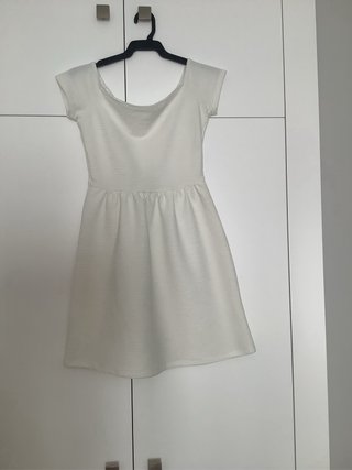 Vestido blanco de hombros descubiertos Bershka