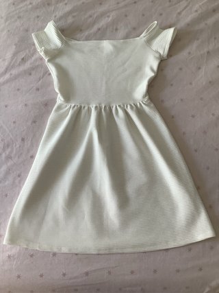 Vestido blanco de hombros descubiertos Bershka