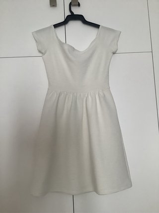 Vestido blanco de hombros descubiertos Bershka