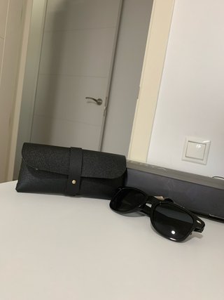 Gafas de sol negras con funda