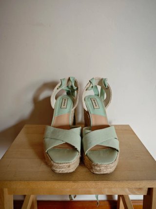 Sandalias cuña esparto tela verde y beige