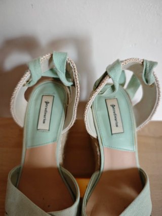Sandalias cuña esparto tela verde y beige