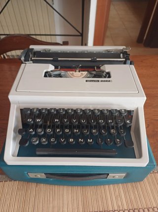 Máquina de escribir Olivetti Dora Vintage