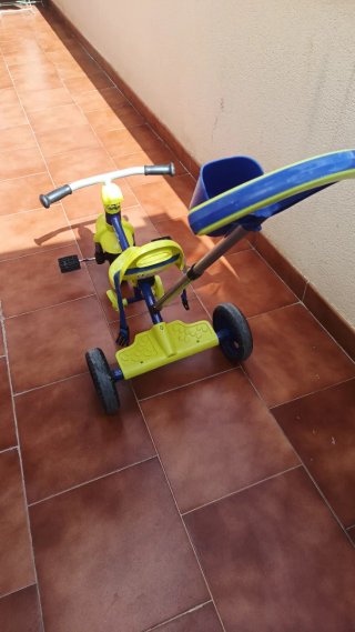 Triciclo infantil amarillo