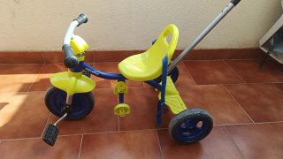 Triciclo infantil amarillo