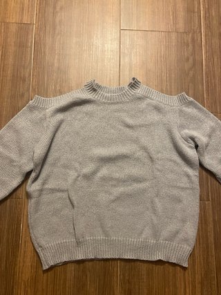 Jersey gris hombros descubiertos