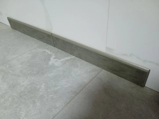 Rodapié cerámico gris