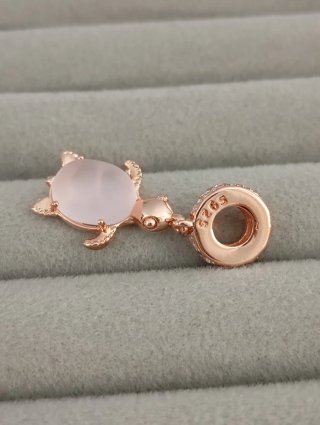 Charm tortuga marina rosa