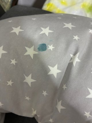 Almohada de lactancia gris estrellas