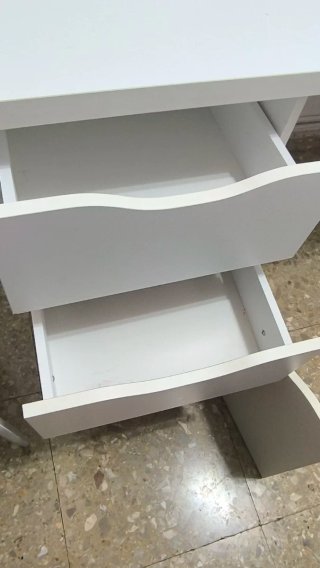 escritorio compacto de color blanco