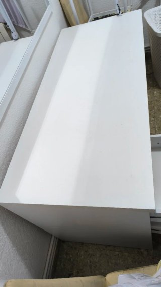 escritorio compacto de color blanco