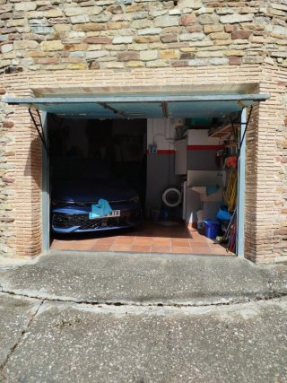 Puerta garaje galvanizada con puerta peatones.