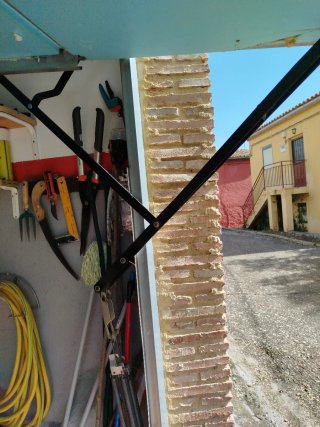 Puerta garaje galvanizada con puerta peatones.