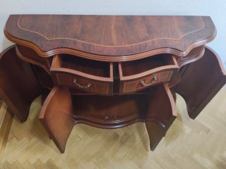 Aparador clásico de madera con marquetería