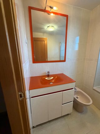 Mueble de baño y espejo naranja y beige